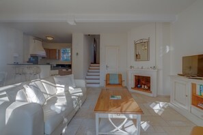TV - 2 BEDROOM TOWNHOUSE WITH GARDEN (N°529) (La Motte)