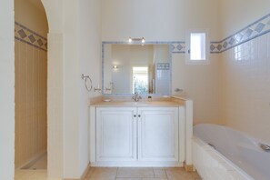 Bathtub - 2 BEDROOM TOWNHOUSE WITH GARDEN (N°529) (La Motte)