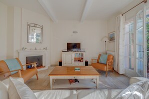 TV - 2 BEDROOM TOWNHOUSE WITH GARDEN (N°529) (La Motte)