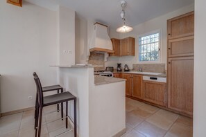 Een koelkast, een microgolfoven, een oven, een vaatwasser