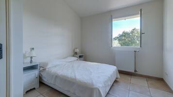 2 bedrooms, in-room safe, iron/ironing board, free WiFi