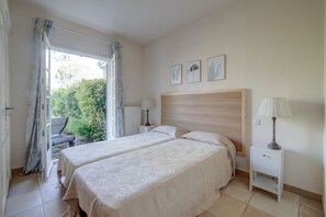 2 chambres, coffres-forts dans les chambres, fer et planche à repasser