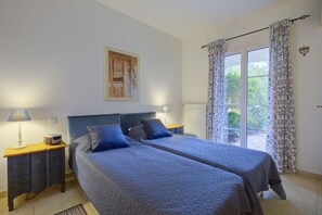 2 chambres, coffres-forts dans les chambres, fer et planche à repasser