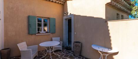 تناول الطعام بالخارج