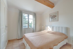 4 chambres, coffres-forts dans les chambres, fer et planche à repasser