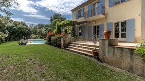 A two-story house with a swimming pool, a stone staircase, and a garden with potted plants. - 4-BEDROOM VILLA WITH PRIVATE POOL AND GARDEN (N°442) (La Motte)