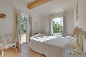 4 chambres, coffres-forts dans les chambres, fer et planche à repasser