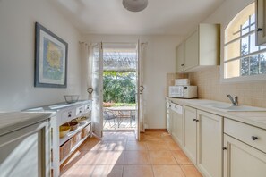 Réfrigérateur, micro-ondes, four, lave-vaisselle