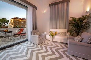 Luxury Studio Suite | Living room