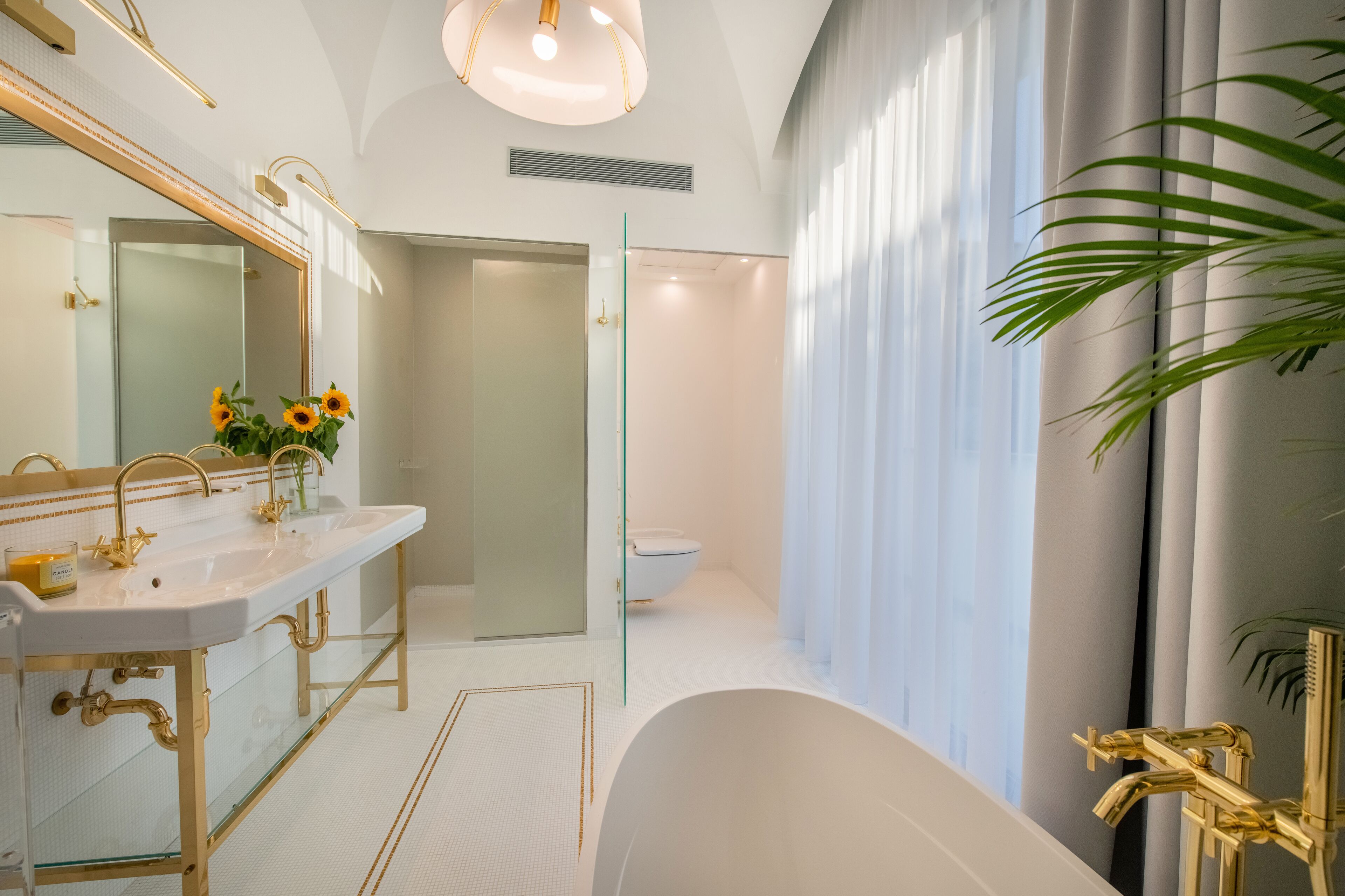 Luxury Studio Suite | Bathroom