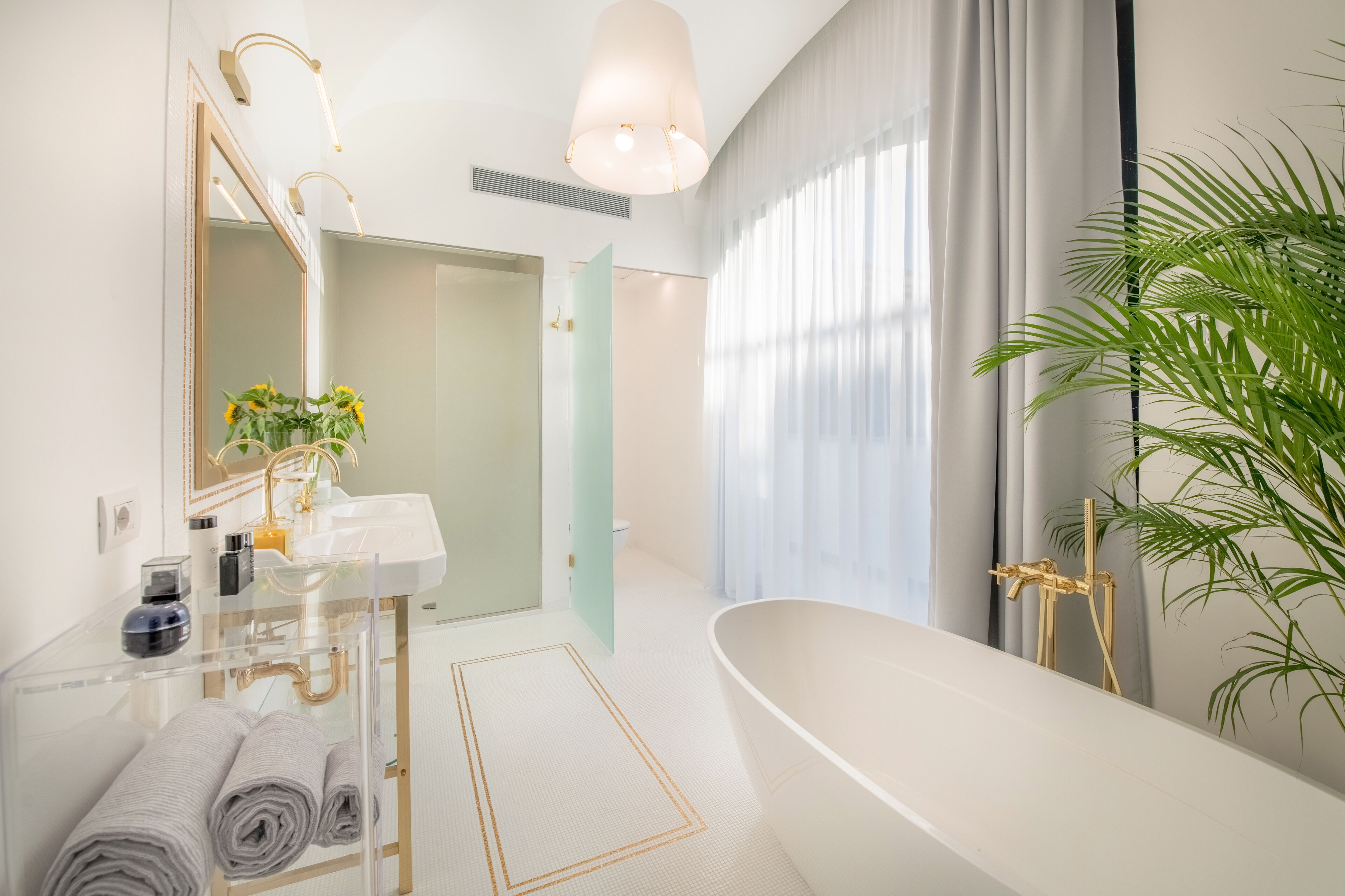 Luksus-studiosuite | Bad | Separat badekar og dusj, dype avslapningsbadekar og regndusjhode