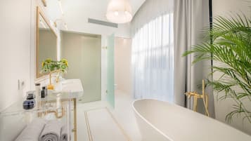 Luxury Studio Suite | Bathroom