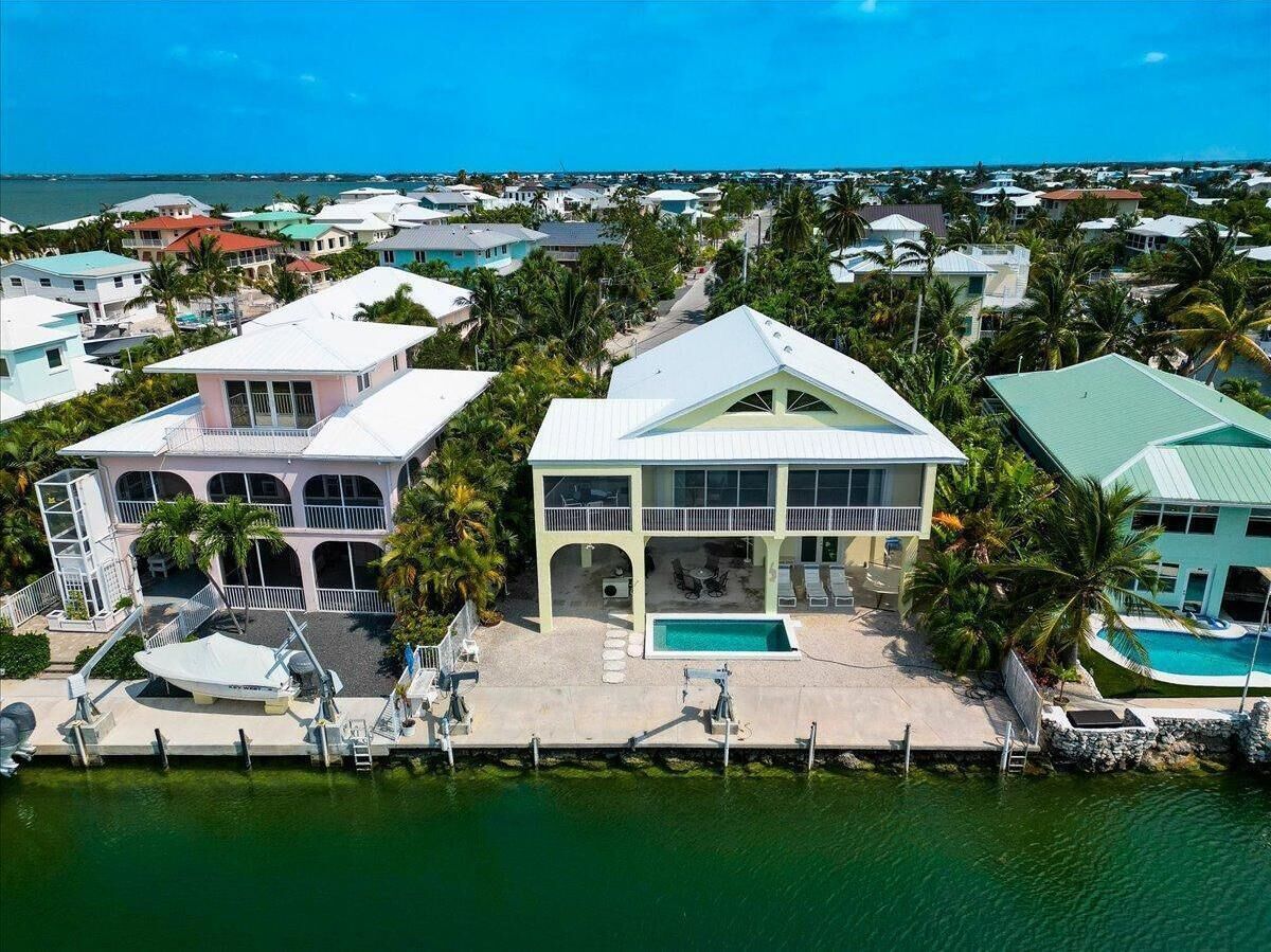 Beautiful Lagoon view on canal pool home Summerland