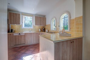 Fridge, microwave, oven, dishwasher - 4-BEDROOM VLLA WITH PRIVATE POOL AND GARDEN (N°342) (La Motte)