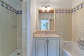 Bathtub - 4-BEDROOM VLLA WITH PRIVATE POOL AND GARDEN (N°342) (La Motte)