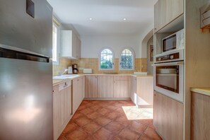 Fridge, microwave, oven, dishwasher - 4-BEDROOM VLLA WITH PRIVATE POOL AND GARDEN (N°342) (La Motte)