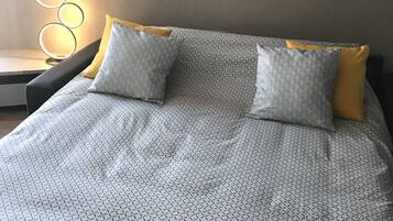 1 slaapkamer, een strijkplank/strijkijzer, gratis wifi, beddengoed