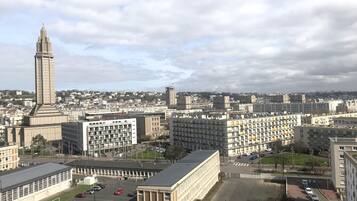 Parkeerplaatsen op het terrein