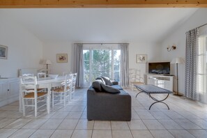 TV - 3-BEDROOM TOWNHOUSE WITH GARDEN (N°408) (La Motte)