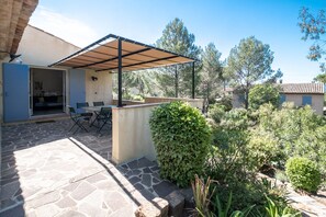 Outdoor dining - 3-BEDROOM TOWNHOUSE WITH GARDEN (N°408) (La Motte)