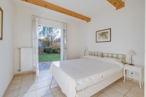 3 bedrooms, in-room safe, iron/ironing board, free WiFi