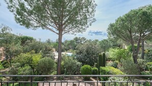 A garden with various trees and shrubs, a pathway, and a seating area with a table and chairs. - 3-BEDROOM TOWNHOUSE WITH GARDEN (N°411) (La Motte)