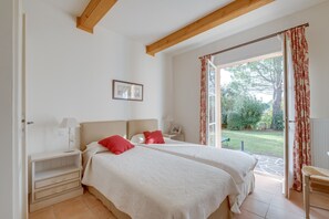 3 chambres, coffres-forts dans les chambres, fer et planche à repasser