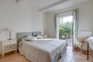 3 chambres, coffres-forts dans les chambres, fer et planche Ă repasser