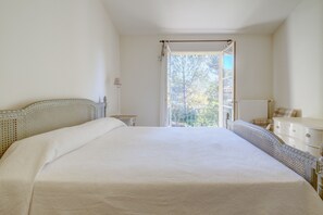 2 bedrooms, in-room safe, iron/ironing board, bed sheets