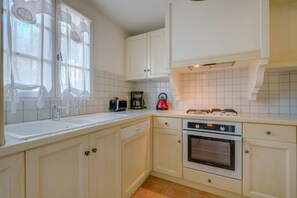 Een koelkast, een magnetron, een vaatwasser