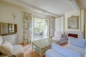 TV - 2-BEDROOM TOWNHOUSE WITH GARDEN (N°427) (La Motte)