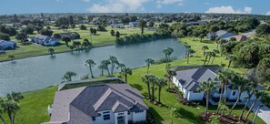 獨棟房屋 (Aqua Pearl) | 游泳池 | 室外游泳池，提供日光浴躺椅