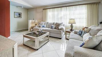 House (Endless Summer) | Living room