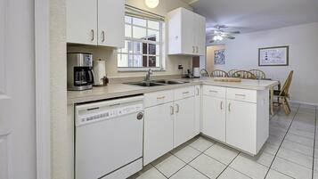 Rumah (Endless Summer) | Dapur pribadi | Lemari es, microwave, mesin pencuci piring, dan mesin pembuat kopi/teh