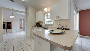 House (Endless Summer) | Private kitchen | Fridge, microwave, dishwasher, coffee/tea maker