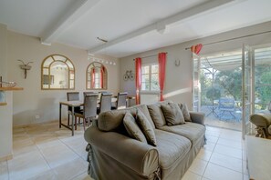 TV - 2-BEDROOM TOWNHOUSE WITH GARDEN (N°531) (La Motte)