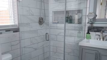 Dutxa, assecador de cabells, tovalloles i sabó