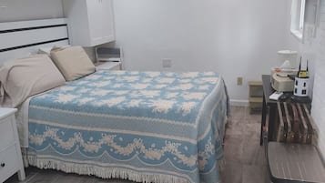 1 dormitori, escriptori, planxa i posts de planxar i wifi