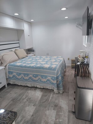 1 slaapkamer, een bureau, een strijkplank/strijkijzer, wifi