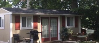 Private Apt with backyard