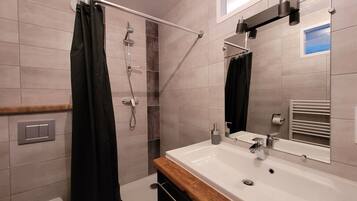 Douche, sèche-cheveux, papier toilette