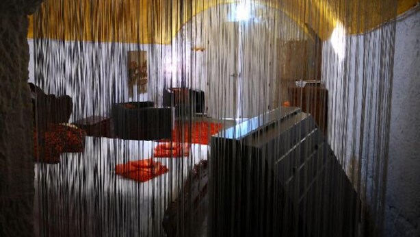 Une pièce dotée d’un plafond haut et d’un toit en pente, avec un espace salon central comprenant une table et des chaises.
