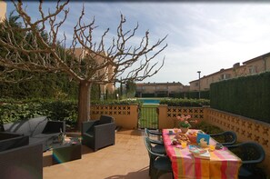 Outdoor dining - Charming house for rent in Roses, Costa Brava! 1200 meters from the beach. Large terrace and community pool. (Roses)