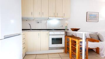 Réfrigérateur, micro-ondes, four, cafetiÚre/bouilloire