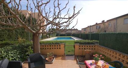 Charmantes Haus zur Miete in Roses, Costa Brava! 1200 Meter vom Strand entfernt. Große Terrasse und Gemeinschaftspool.