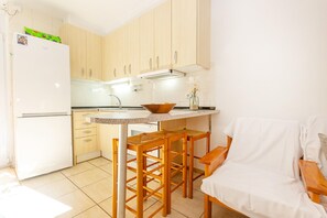Fridge, microwave, oven, coffee/tea maker - Charming house for rent in Roses, Costa Brava! 1200 meters from the beach. Large terrace and community pool. (Roses)