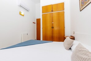 4 Schlafzimmer, Bügeleisen/Bügelbrett