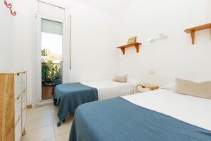 4 bedrooms, iron/ironing board, internet - Charming house for rent in Roses, Costa Brava! 1200 meters from the beach. Large terrace and community pool. (Roses)