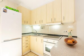 Kühlschrank, Mikrowelle, Ofen, Wasserkocher mit Kaffee-/Teezubehör