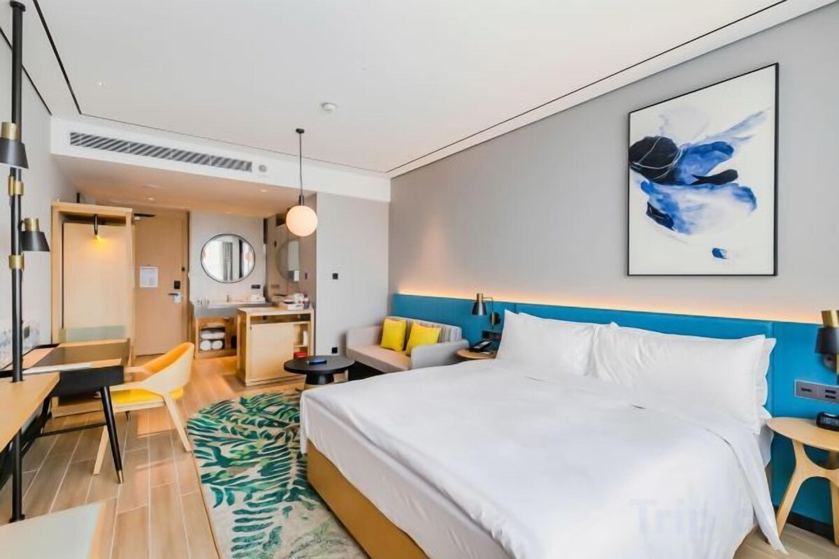 Premium bedding, down comforters, in-room safe, desk